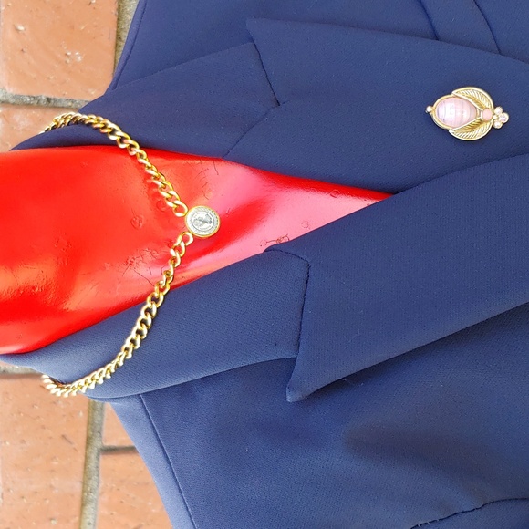 Queen Elizabeth 18K Gold Plated Coin Pendant with 16 Inch Chain - Picture 7 of 14